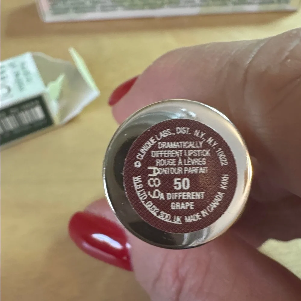 Clinique dramatically different lipstick shaping lip color “a different grape”
